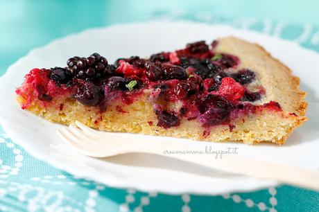 Crostata semintegrale con frangipane e frutti di bosco