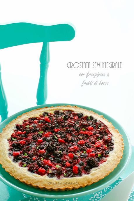 Crostata semintegrale con frangipane e frutti di bosco