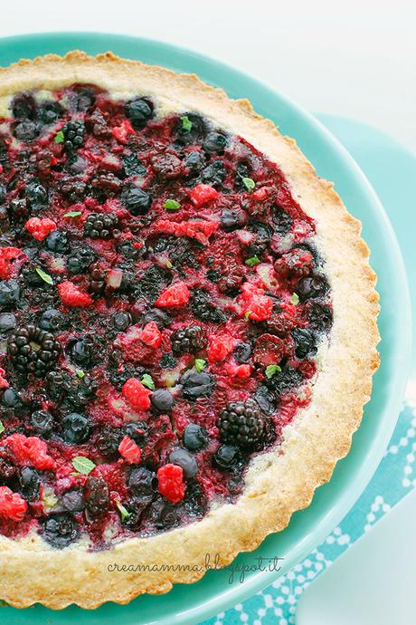 Crostata semintegrale con frangipane e frutti di bosco