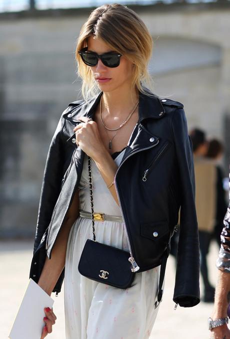 Tendenza autunno-inverno 2015: don’t be bitter, glitter! street-style-leather-moto-jacket-over-the-shoulders-paris-fashion-week-ray-ban-wayfarer-sunglasses-layered-necklaces-simple-white-dress-peek-a-boo-bra-