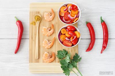 Bicchierini piccanti al pomodoro e verdure con gamberi