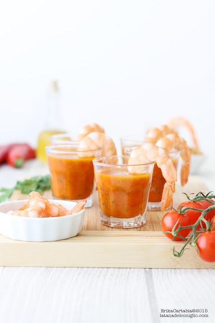Bicchierini piccanti al pomodoro e verdure con gamberi