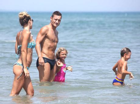 Chanel Totti, futuro nella Roma di papà famiglia-totti-al-mare