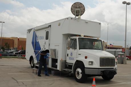 Il FEMA americano e la mega emergenza: tra campi, bare, scorte, mezzi ed altre stranezze Veicolo mobile per la gestione delle emergenze