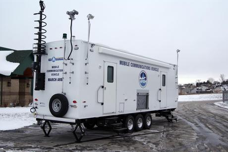 Il FEMA americano e la mega emergenza: tra campi, bare, scorte, mezzi ed altre stranezze Veicolo mobile per le telecomunicazioni