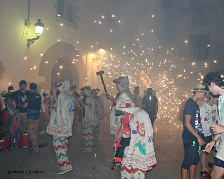 Giocare con il fuoco pioggia di scintille correfocs sitges