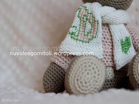 Teddy is… Teddy Teddy in maglioncino rosa particolare sciarpa