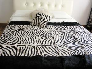 DELLERA PELLICCE, HOME SWEET HOME… Dellera Pellicce - coperta lapin zebra (6)