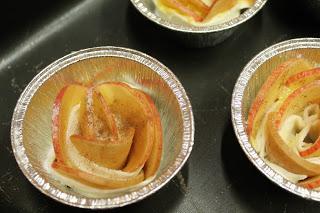 Rose di mele con pasta sfoglia e crema pasticcera Rose di mele con pasta sfoglia e crema pasticcera