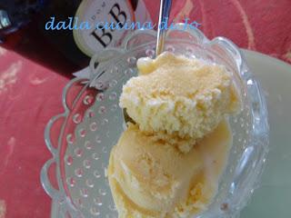 Gelato di crema ai fiori di lavanda Gelato di crema ai fiori di lavanda