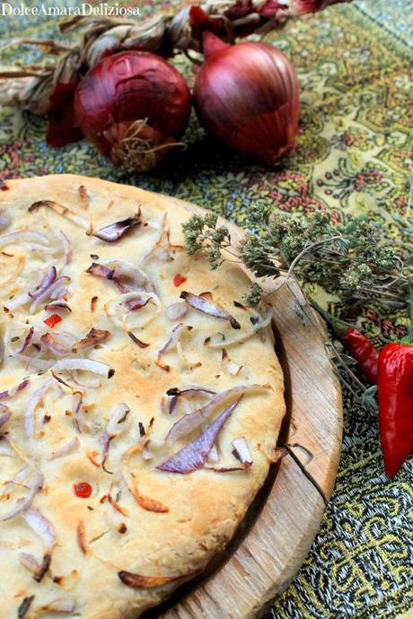 Focaccia cipolle origano peperoncino (3)