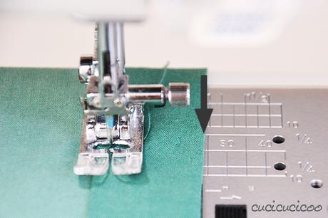 Come cucire una coulisse con elastico Come cucire una coulisse (per girovita elasticizzato). Parte della serie “Impara a Cucire a Macchina” su www.cucicucicoo.com!