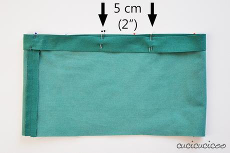 Come cucire una coulisse con elastico Come cucire una coulisse (per girovita elasticizzato). Parte della serie “Impara a Cucire a Macchina” su www.cucicucicoo.com!