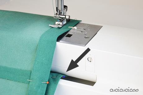 Come cucire una coulisse con elastico Come cucire una coulisse (per girovita elasticizzato). Parte della serie “Impara a Cucire a Macchina” su www.cucicucicoo.com!