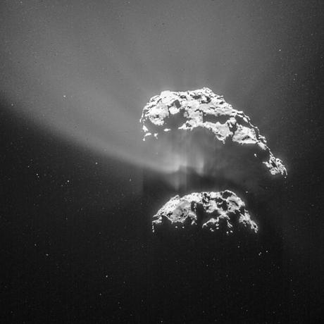 La cometa 67P/Churyumov-Gerasimenko ripresa dalla NAV CAM a bordo di Rosetta i l 9 febbraio 2015 da una distanza di 105 chilometri. Tempo di esposizione 6 secondi. Crediti: ESA/Rosetta/NAVCAM – CC BY-SA IGO 3.0