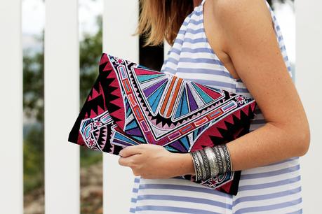 Abito a righe e clutch thailandese ricamata