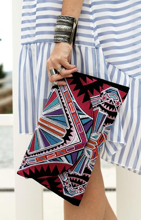 Abito a righe e clutch thailandese ricamata