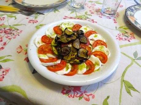 Mozzarella, pomodoro e verdure piastrate Mozzarella, pomodoro e verdure piastrate
