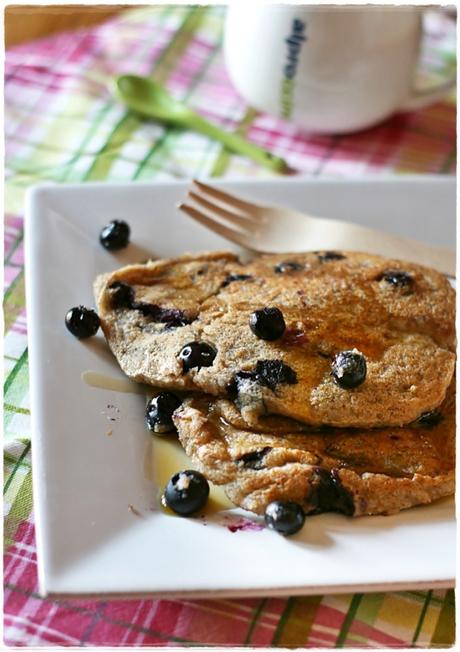 Vegan pancakes alle mandorle con mirtilli e semi di chia – Vegan almond pancakes with blueberries and chia seeds image