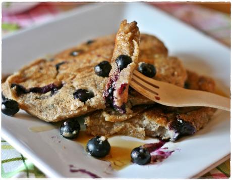 Vegan pancakes alle mandorle con mirtilli e semi di chia – Vegan almond pancakes with blueberries and chia seeds image