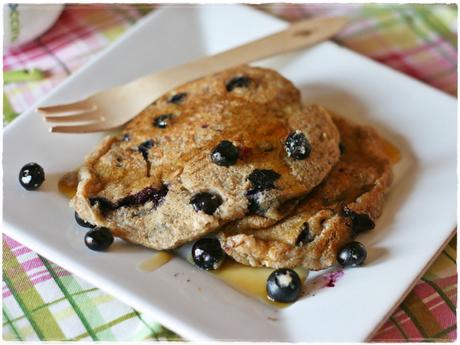 Vegan pancakes alle mandorle con mirtilli e semi di chia – Vegan almond pancakes with blueberries and chia seeds image