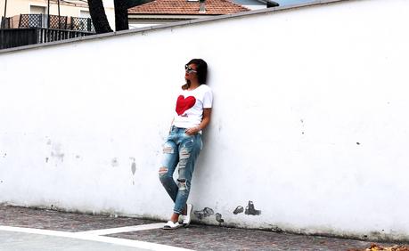 Ripped jeans, t-shirt con cuore e espadrilles