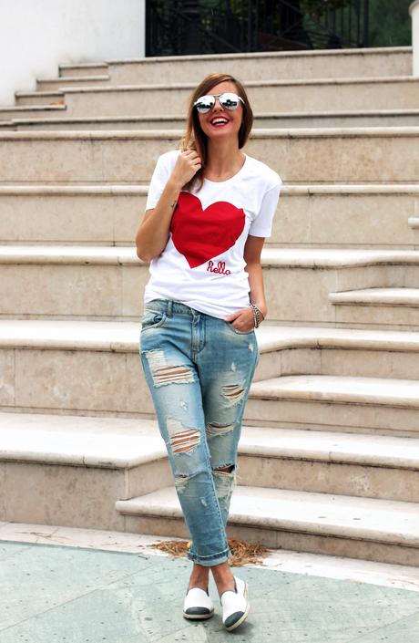 Ripped jeans, t-shirt con cuore e espadrilles