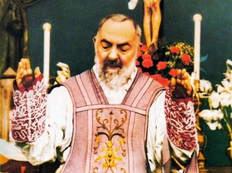 “E’ un bluff, isterico e psicopatico”: 97 anni fa compaiono le stimmate a Padre Pio Stimmate Padre Pio