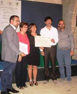 Il 1° Premio conferito a Rosanna Giovanditto. Nella foto da sx: Lorenzo Spurio (Presidente di Giuria), Delfina Pigliacampo, Rosanna Giovanditto e Marco e Luca Pigliacampo 