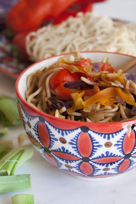 Noodles con verdure e salsa di soia