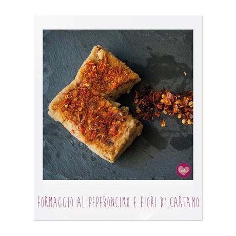 FORMAGGIO STAGIONATO CON FIORI DI CARTAMO E PEPRONCINO