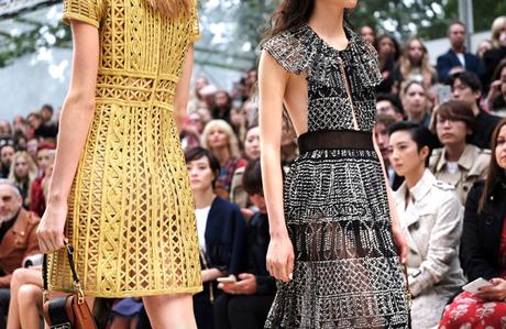 London Fashion Week, collezioni PE 2016: la sfilata di Burberry è 2.0 London Fashion Week, collezioni PE 2016: la sfilata di Burberry è 2.0