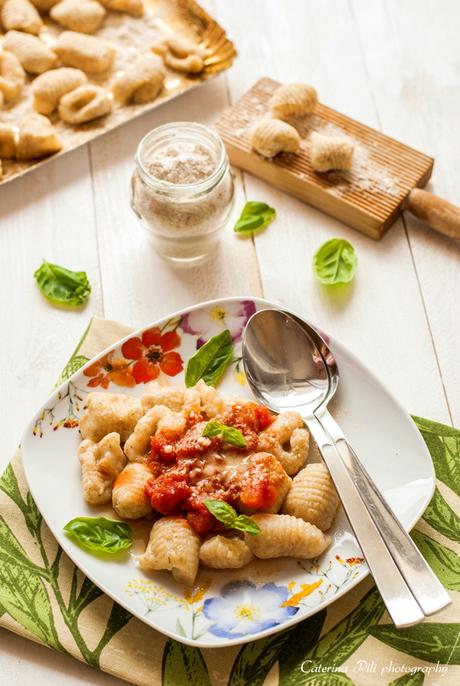 Gnocchi di patate senza uova con farina integrale e con sugo leggero al pomodoro Gnocchi di patate senza uova con farina integrale e con sugo leggero al pomodoro