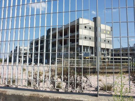 Immagini raggelanti. Edifici pubblici trasformati in miniera di metallo. Palazzi depredati in una Roma Est che pare Sirte