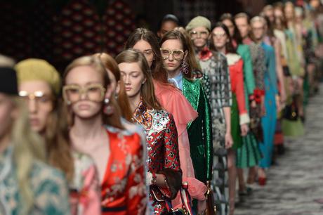 Le modelle della sfilata della collezione primavera/estate 2016 di Gucci durante la settimana della moda di Milano, 23 settembre 2015 (TIZIANA FABI/AFP/Getty Images)