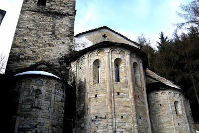 Un'abbazia occultata tra i boschi lariani. San Benedetto in Val Perlana.