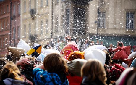 Pillow Fight 2015 a Napoli: la battaglia dei cuscini in Piazza del Gesù