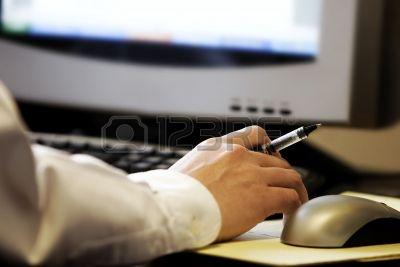 336260-mano-azienda-penna-di-fronte-schermo-del-computer-con-mouse-e-tastiera--rappresenta-il-lavoro-svolto 336260-mano-azienda-penna-di-fronte-schermo-del-computer-con-mouse-e-tastiera--rappresenta-il-lavoro-svolto