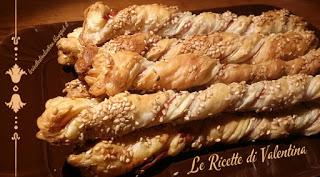 Bastoncini di sfoglia, crudo e semi di sesamo Bastoncini di sfoglia, crudo e semi di sesamo