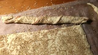 Bastoncini di sfoglia, crudo e semi di sesamo Bastoncini di sfoglia, crudo e semi di sesamo