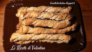 Bastoncini di sfoglia, crudo e semi di sesamo Bastoncini di sfoglia, crudo e semi di sesamo