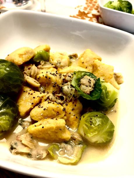 Gnocchi di zucca, cavoletti, vongole e semi di chia