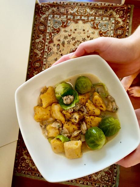 Gnocchi di zucca, cavoletti, vongole e semi di chia