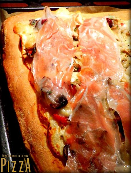 PIZZA con CAPRINO, FUNGHI e Prosciutto crudo PIZZA con CAPRINO, FUNGHI e Prosciutto crudo