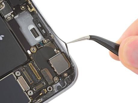 Primo passo all’ impermeabilità per l’ iPhone 6S? iFixit ci dice di sì Primo passo all’ impermeabilità per l’ iPhone 6S? iFixit ci dice di sì