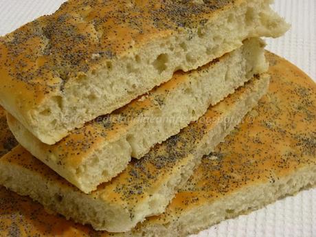 Focaccia morbidissima con semi di girasole e papavero