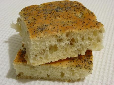 Focaccia morbidissima con semi di girasole e papavero