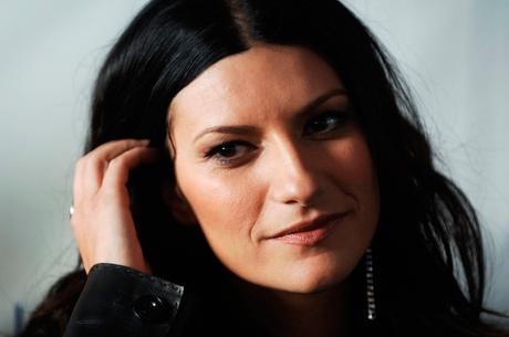 Laura Pausini felice e innamorata a Roma, svelata la tracklist del nuovo album Simili laura pausini