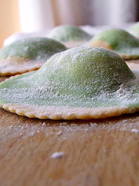 RAVIOLI BICOLORE DI MELE PETITE SUISSE MIELE DI CASTAGNO CON PESTO DI FAVE PISTACCHI PINOLI BASILICO E ACCIUGHINE