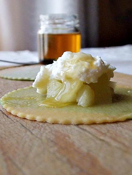 RAVIOLI BICOLORE DI MELE PETITE SUISSE MIELE DI CASTAGNO CON PESTO DI FAVE PISTACCHI PINOLI BASILICO E ACCIUGHINE